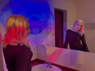 masturbating camgirl LucilleWiste