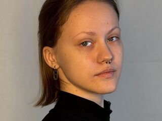 naked cam chatroom AlainaCaveness