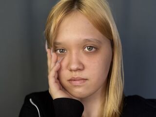 camslut fingering shaved pussy AlleenWelke