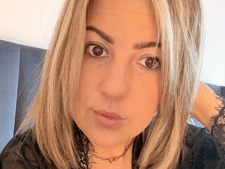 adult cam chat room BelleWarick