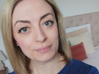camgirl masturbating with sextoy BiancaLuxe