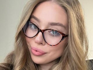 camgirl masturbating with sex toy DianeWhitly