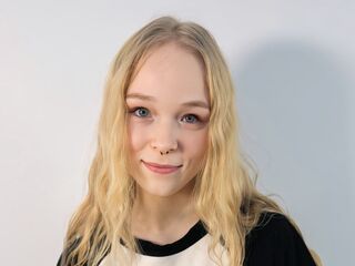 camgirl fingering bald pussy KamiMellema