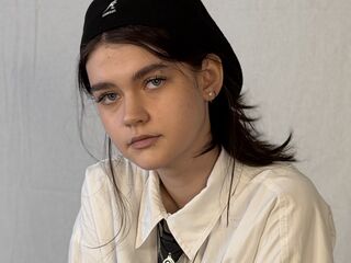 camslut webcam video LeannMolineaux