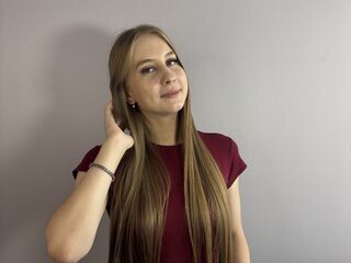 topless webcamgirl LeolaHunkins
