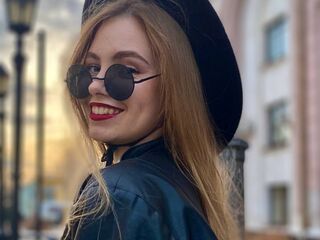 fingering cam girl video MaiaOshman