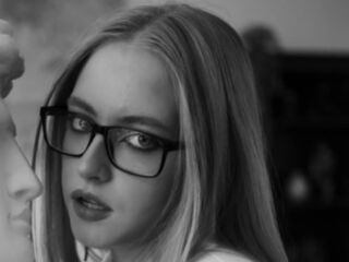 naked girl with webcam masturbating with sextoy SheliaEdwards